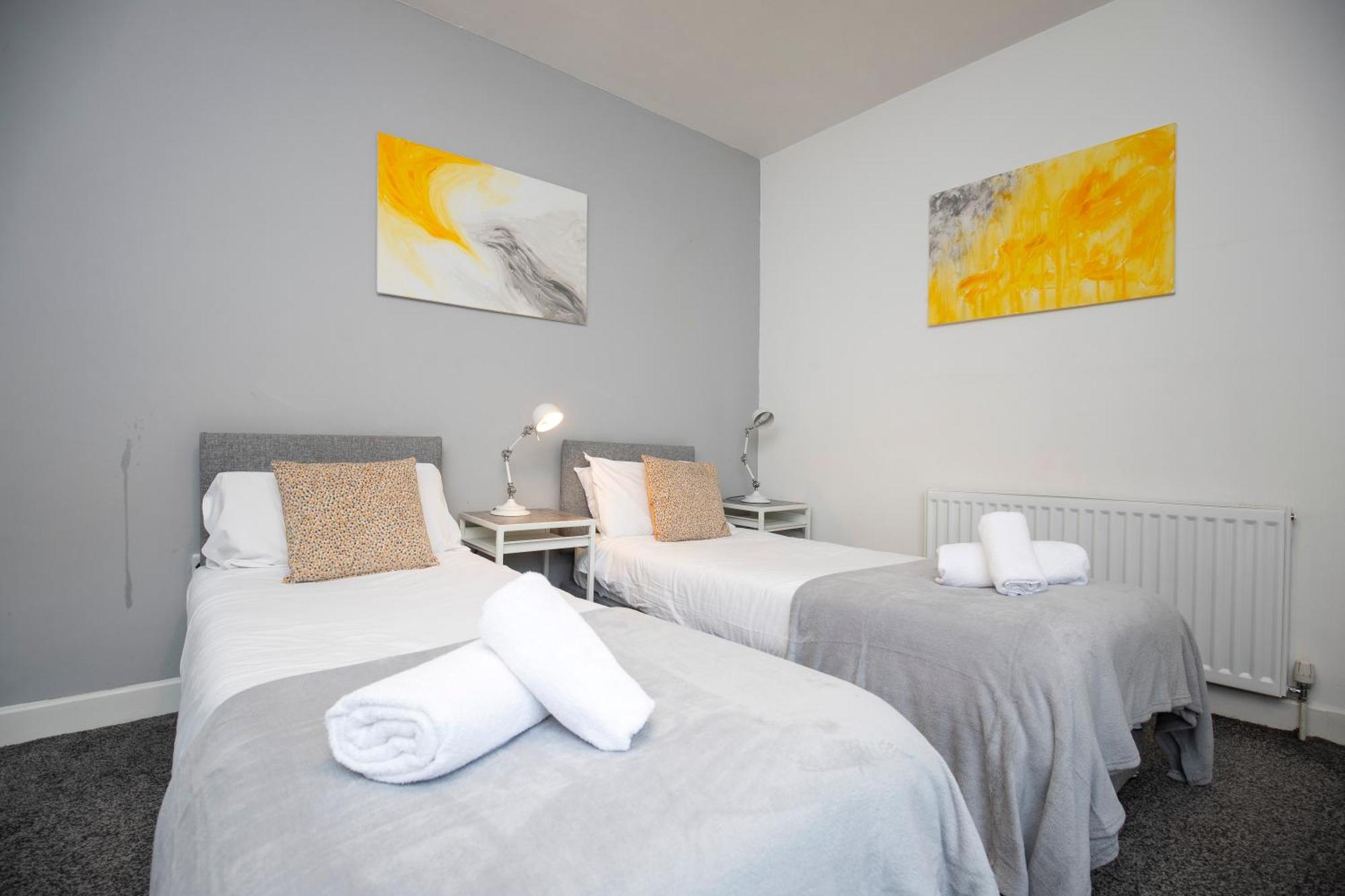 Quiet And Comfy House With 2 Bedrooms And 2 Bathrooms Super Fast Wifi And Crisp Hotel Standard White Linen Hosted By Our Home Short Stays Darlington  Exterior photo